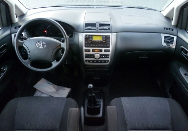 Toyota () Avensis Verso (AC_):  
