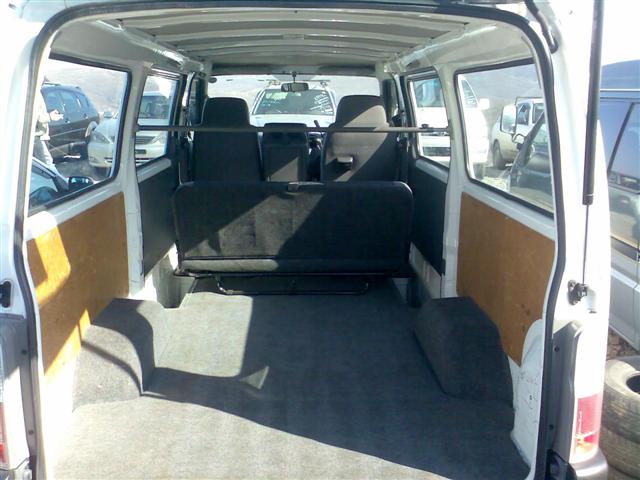 Nissan () Caravan E25:  