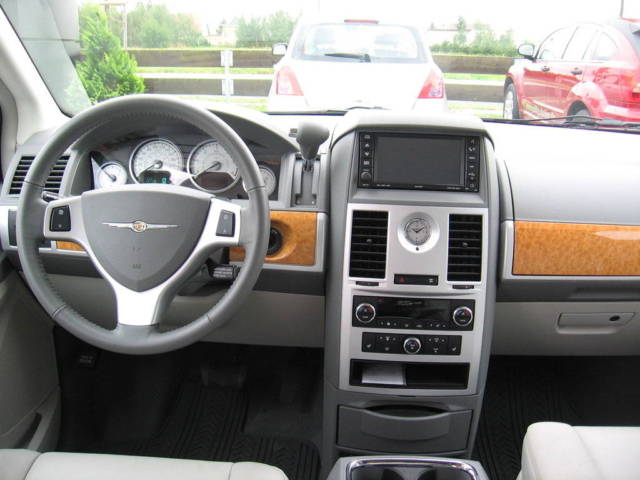 Chrysler () Voyager V:  