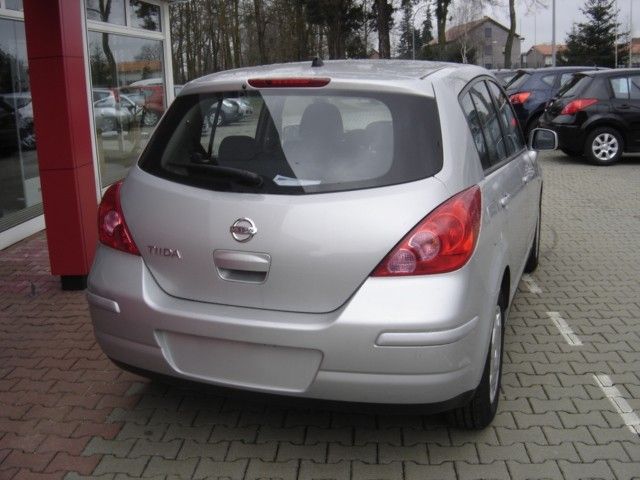 Nissan () Tiida Latio I, Verso (C11):  