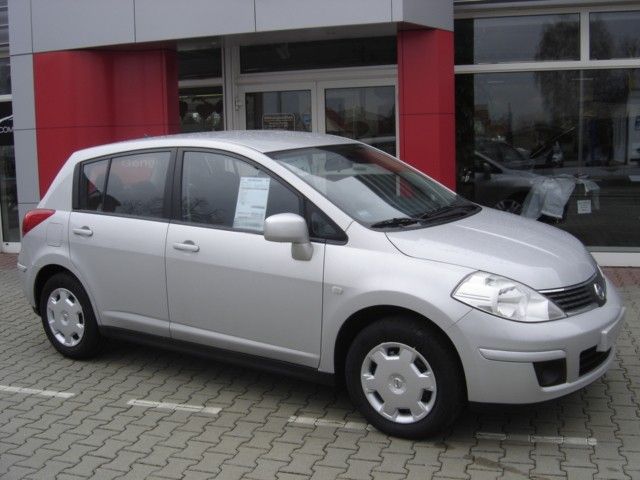 Nissan () Tiida Latio I, Verso (C11):  