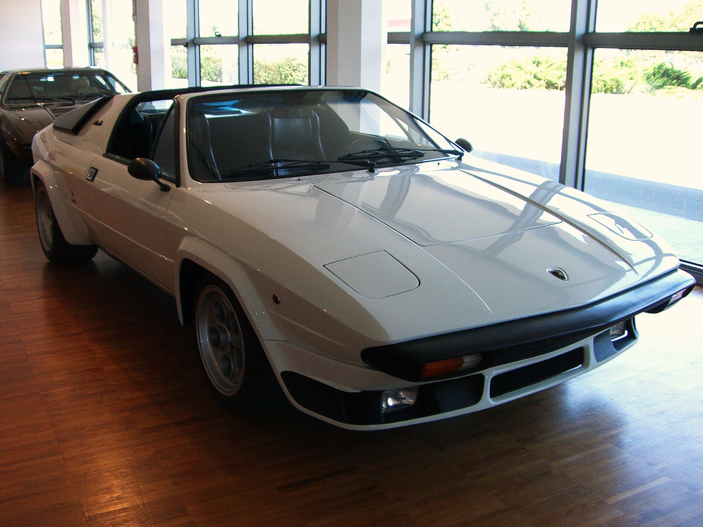 Lamborghini ( ) Silhouette:  