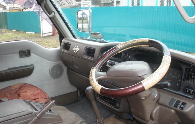 Nissan () Homy:  