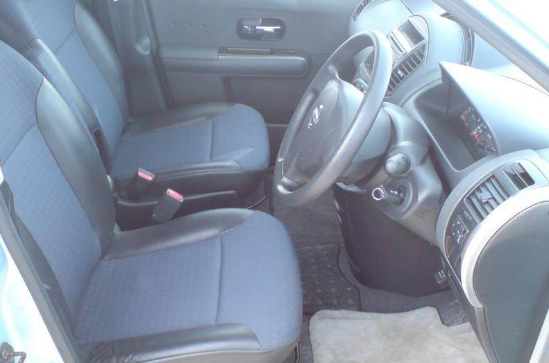 Nissan () Lafesta I (B30):  