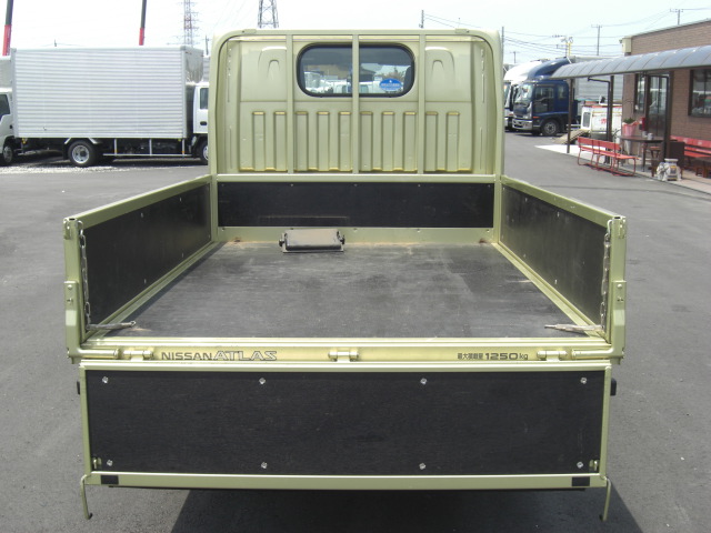 Nissan Diesel ( ) Atlas SZ2F24 (double cab):  