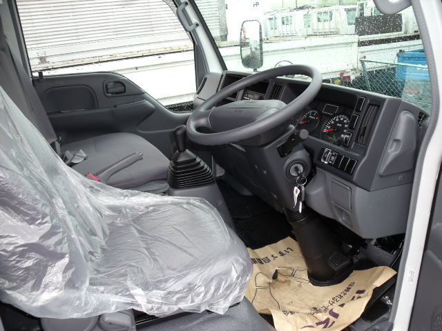 Isuzu () Elf NJR85:  
