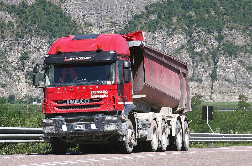 Iveco () Trakker:  