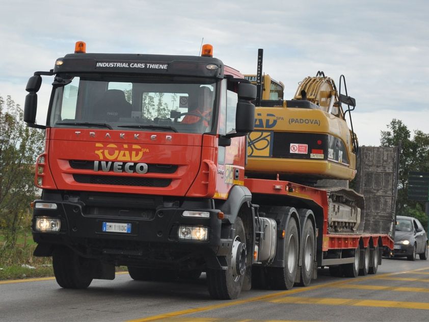 Iveco () Trakker:  