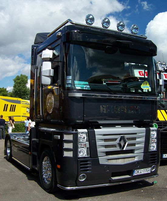 Renault () Magnum:  
