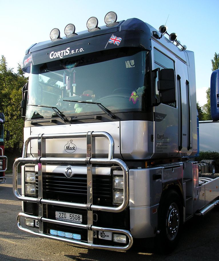 Renault () Magnum:  
