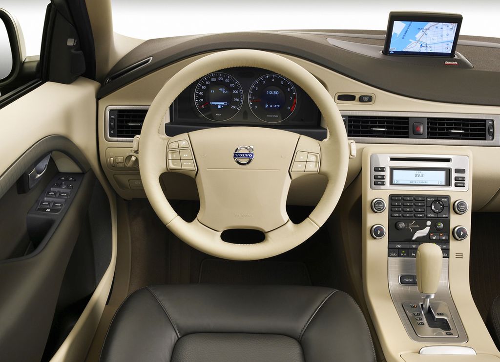 Volvo () XC70 II:  