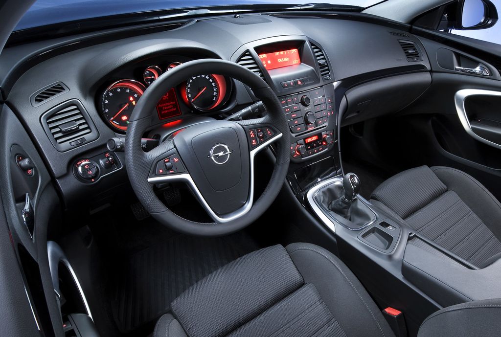 Opel () Insignia (hatchback):  
