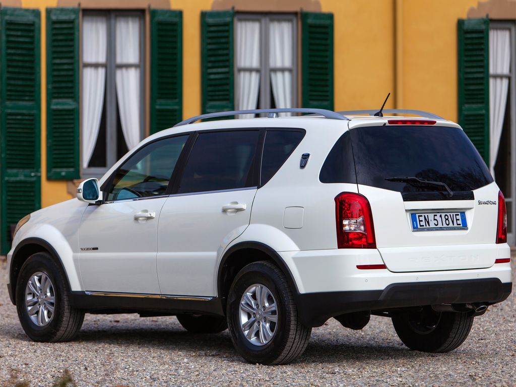 SsangYong () Rexton W:  