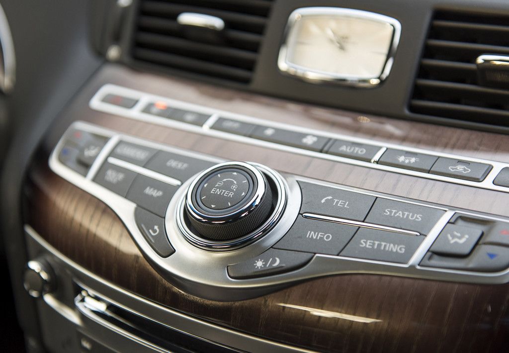 Infiniti () Q70 (Y51):  