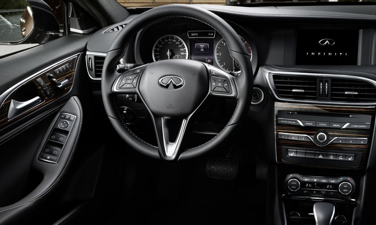 Infiniti () Q30:  