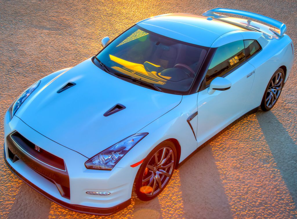 Nissan () GT-R (R35):  