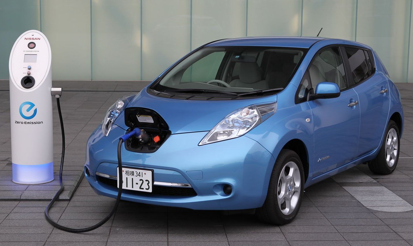 Nissan () Leaf:  