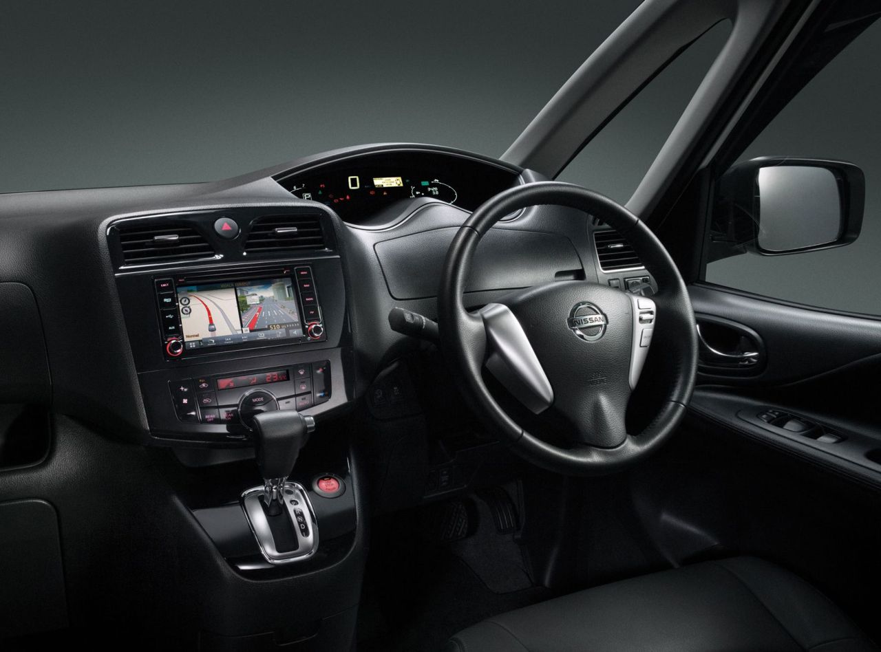 Nissan () Serena IV (C26):  