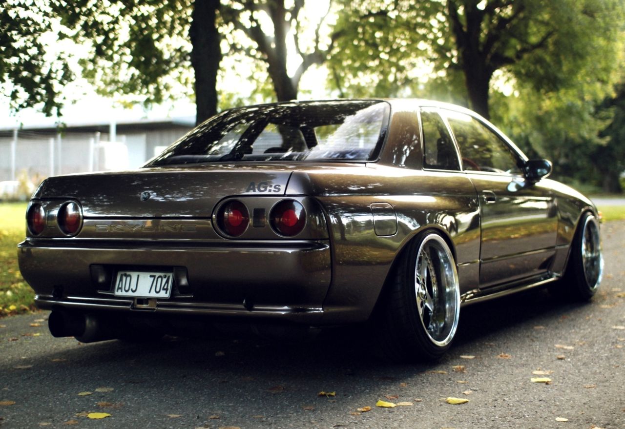 Nissan () Skyline VIII (R32):  