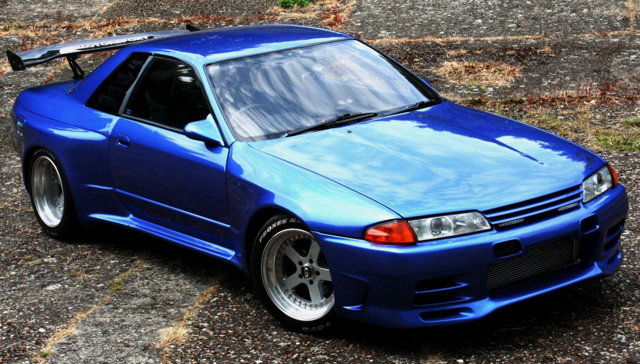Nissan () Skyline VIII (R32):  