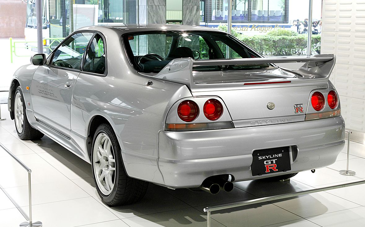 Nissan () Skyline IX (R33):  