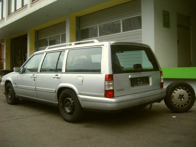 Volvo () V90:  
