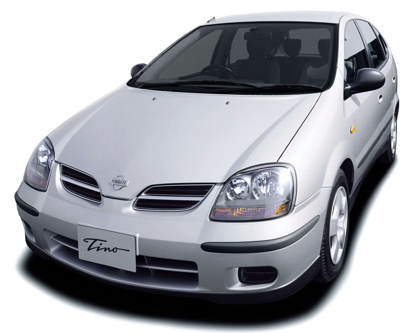 Nissan () Tino (V10):  