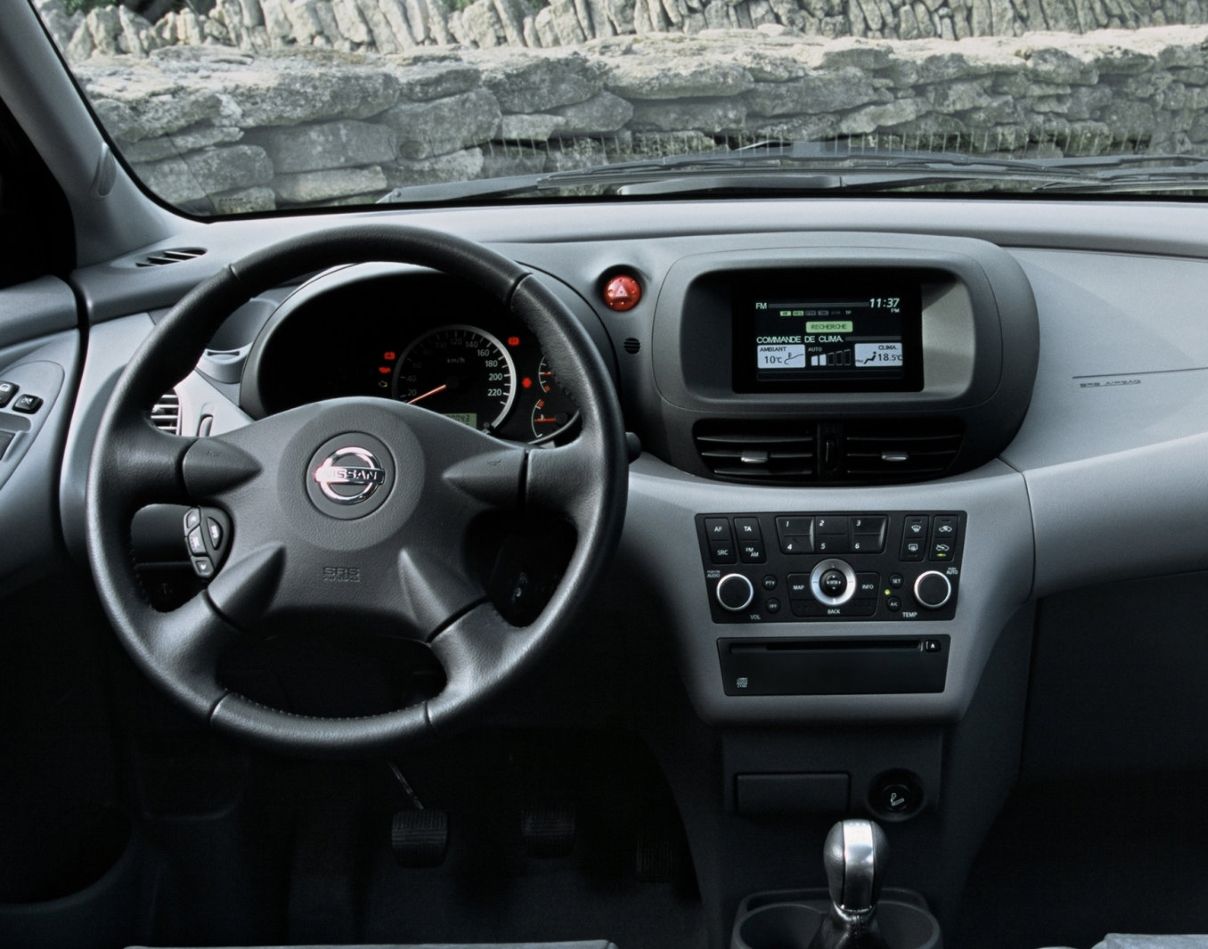 Nissan () Tino (V10):  
