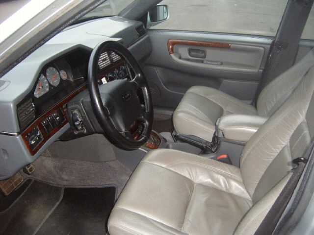 Volvo () V90:  