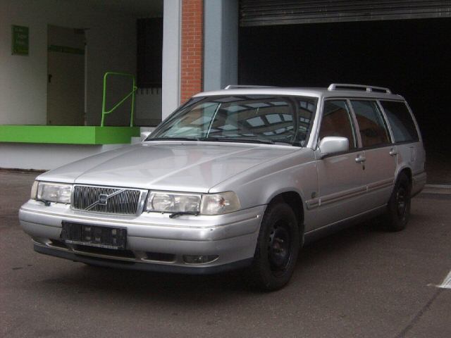 Volvo () V90:  