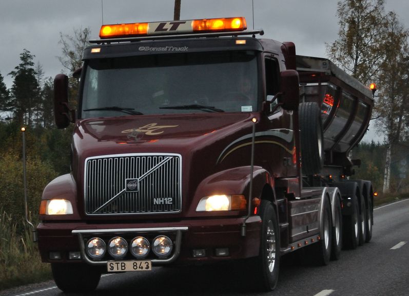 Volvo () NH12:  