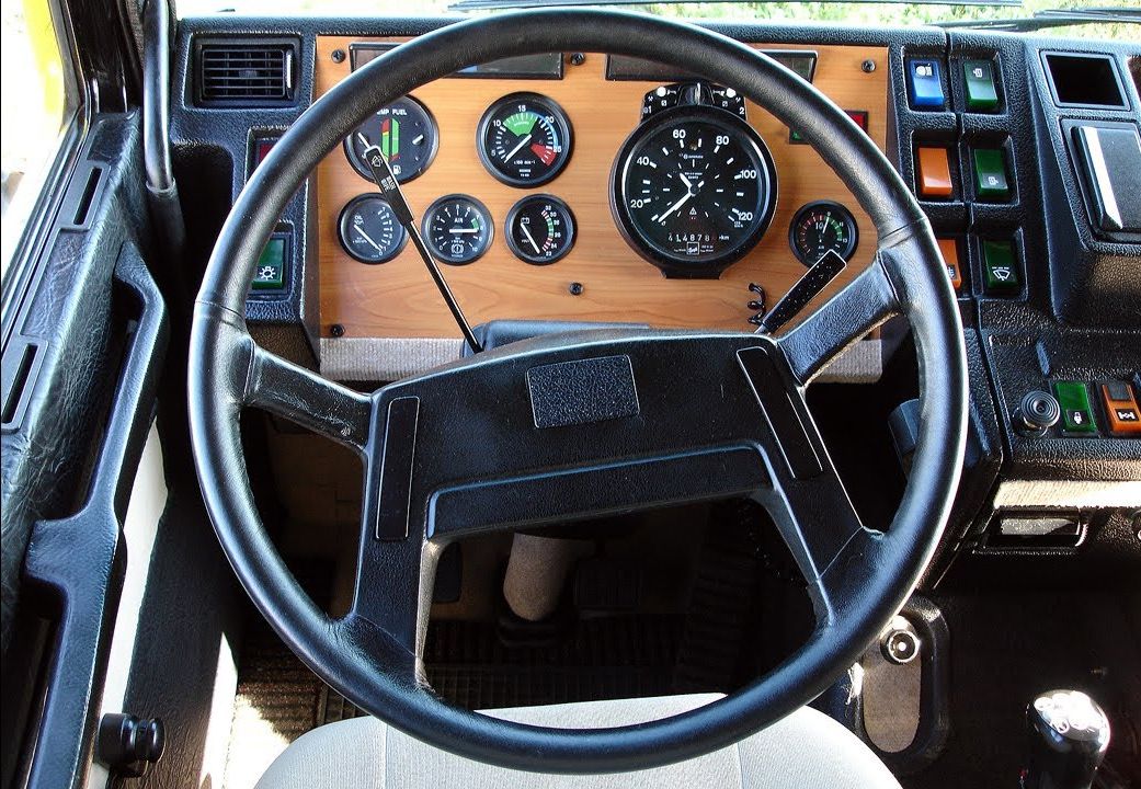 Volvo () F10:  