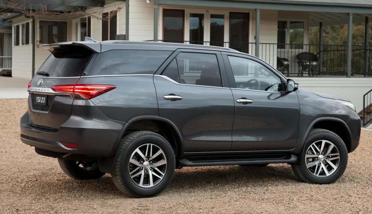 Toyota () Fortuner II:  