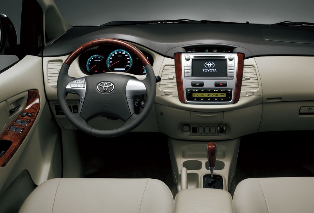 Toyota () Innova I:  