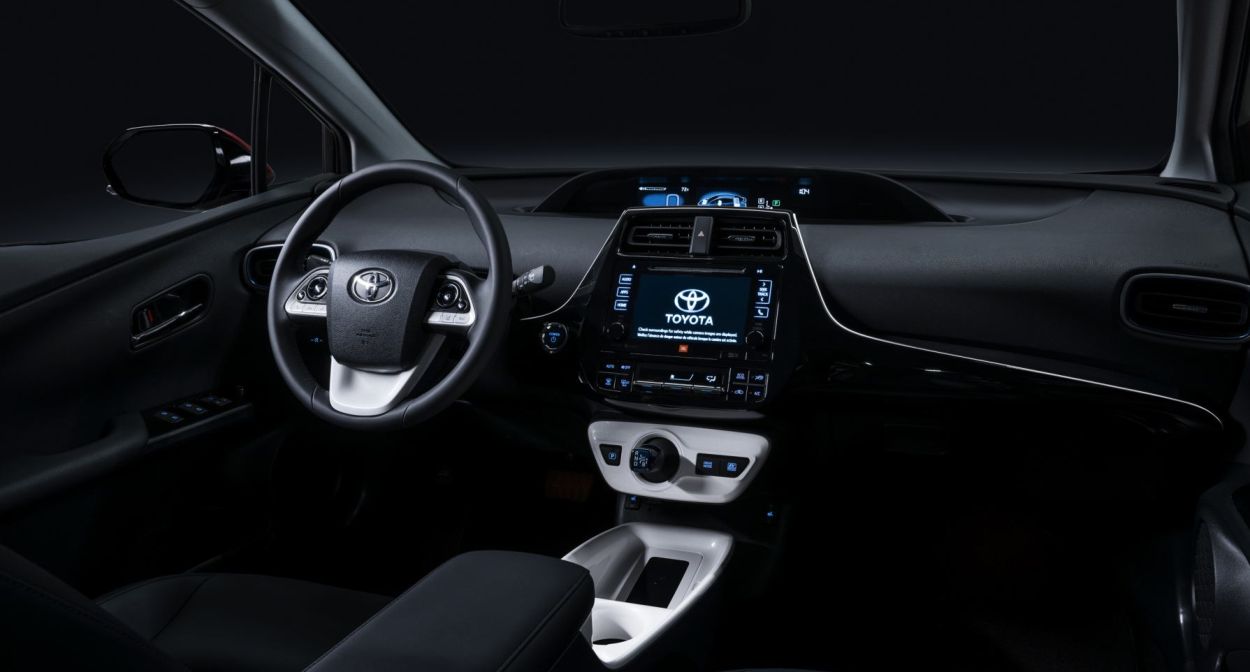 Toyota () Prius IV (XW50):  