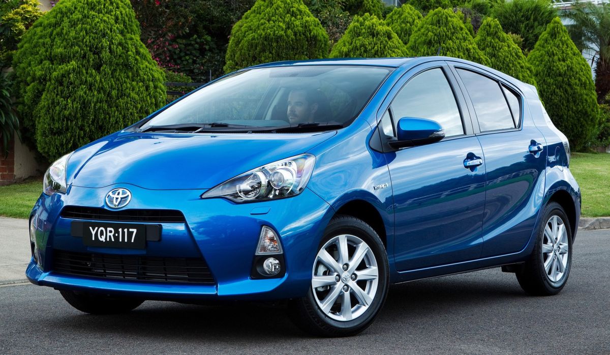 Toyota () Prius c I (NHP10):  