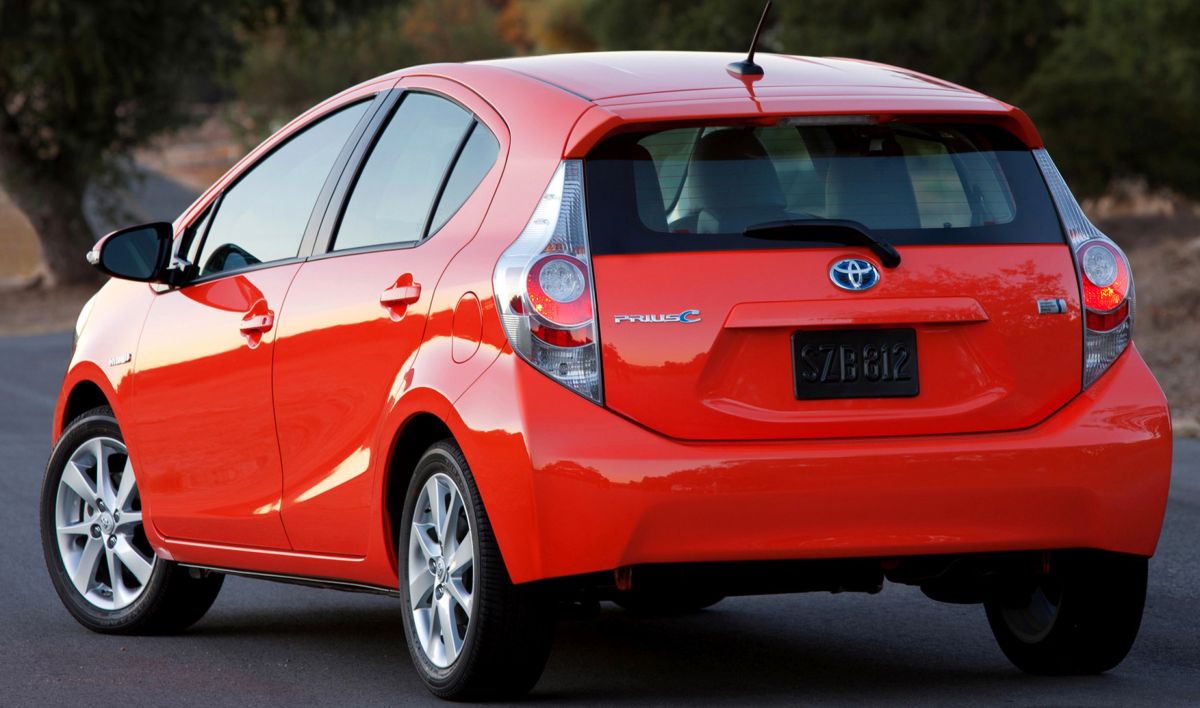 Toyota () Prius c I (NHP10):  