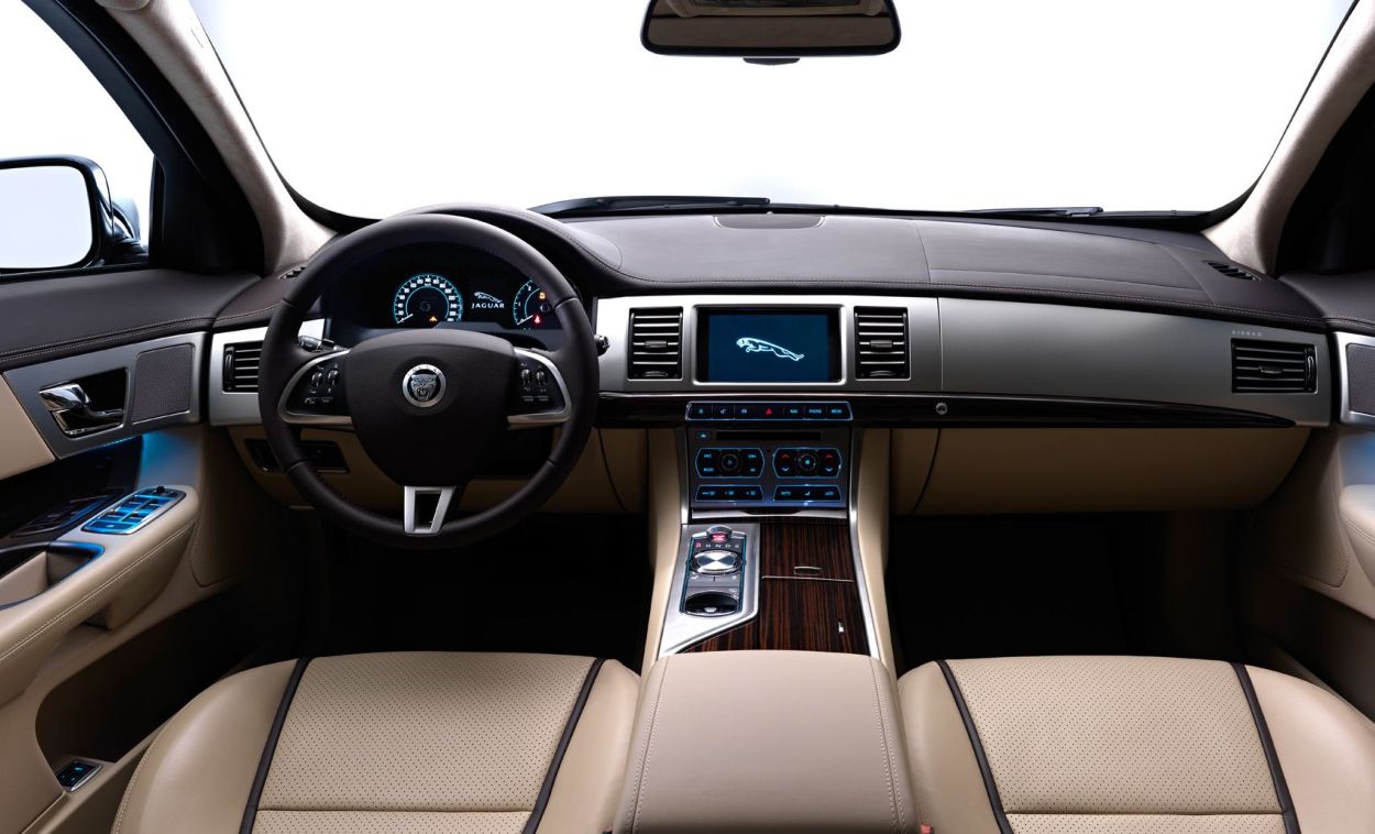 Jaguar () XF (CC9):  