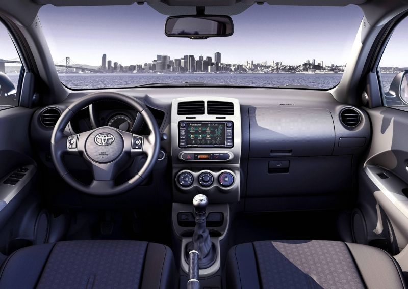 Toyota () Urban Cruiser I (P110):  