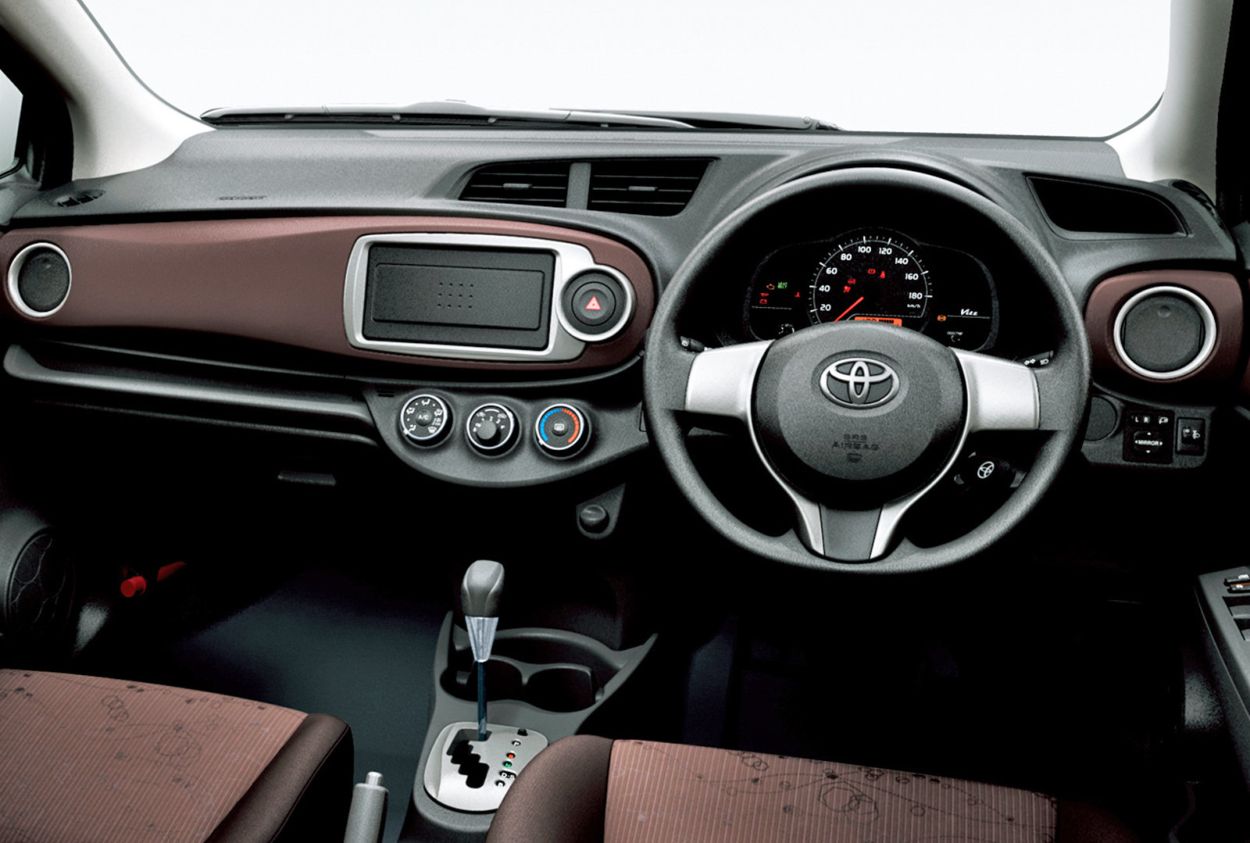 Toyota () Vitz III (P13_):  