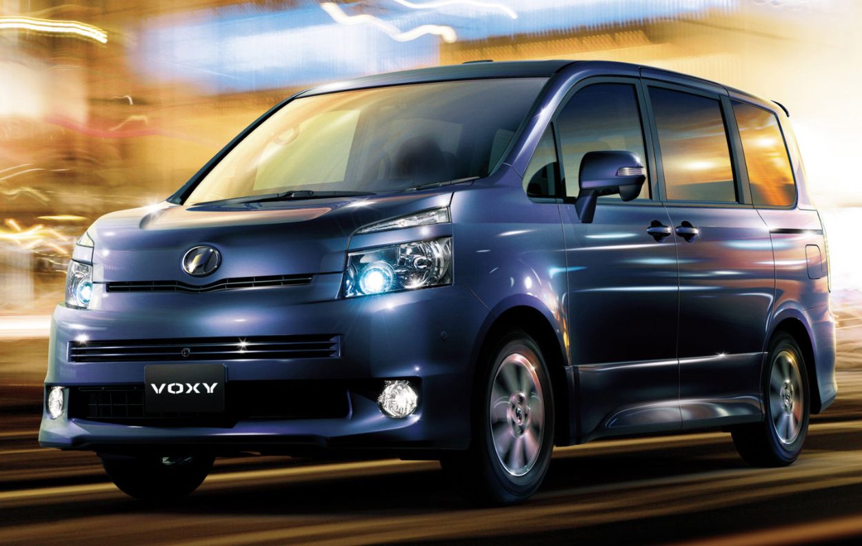 Toyota () Voxy II (R70):  