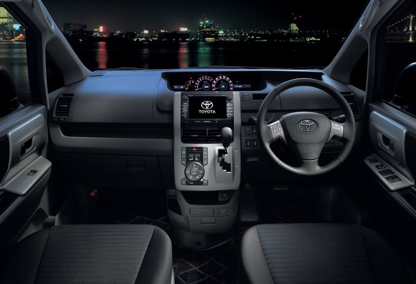 Toyota () Voxy II (R70):  