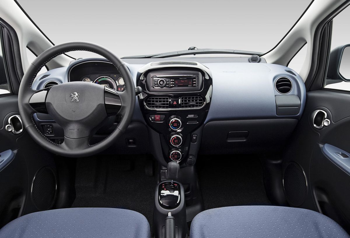 Peugeot () iOn:  