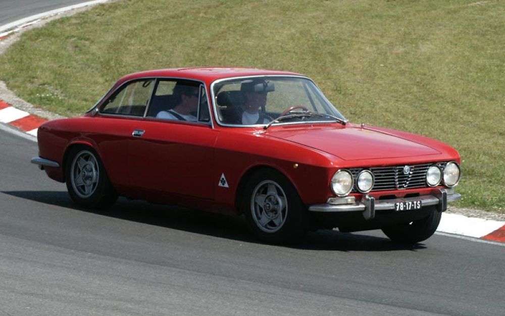 Alfa Romeo ( ) Giulia GT:  