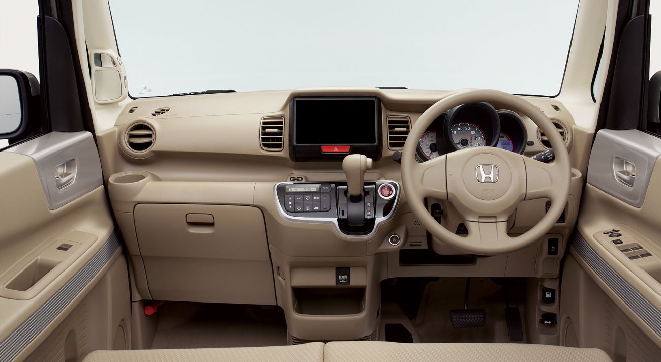 Honda () N-BOX Slash:  