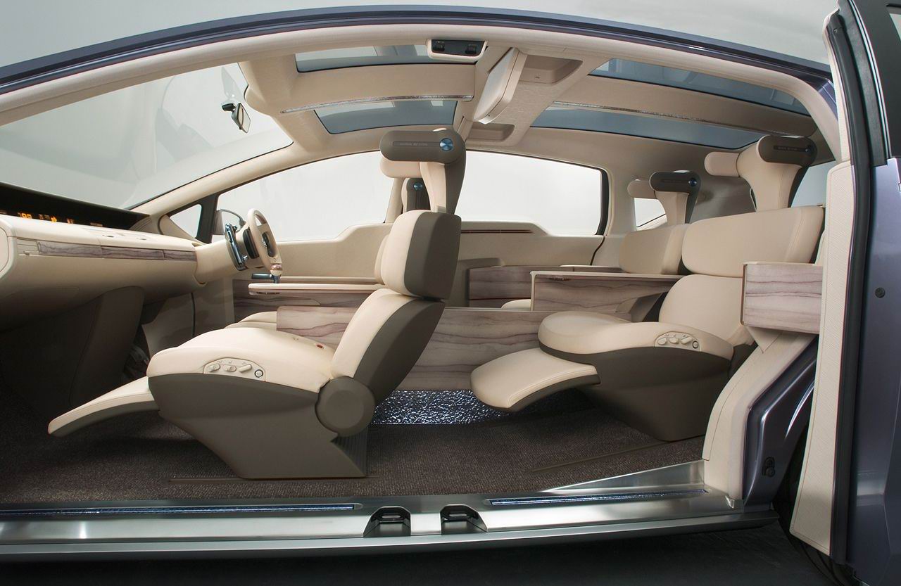 Nissan () Serenity Concept:  