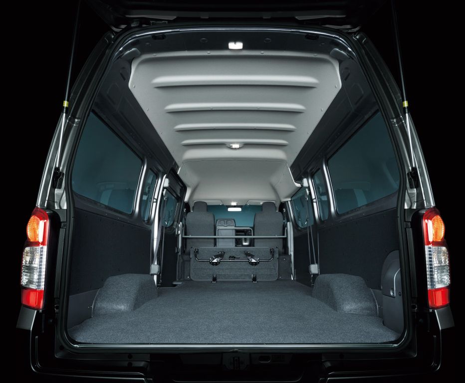 Nissan () NV 350 Caravan:  