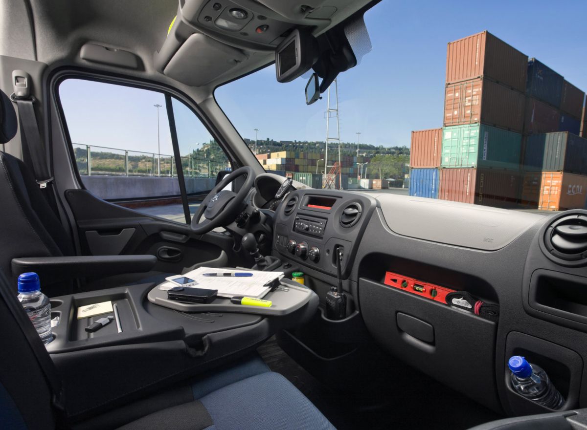 Nissan () NV 400:  