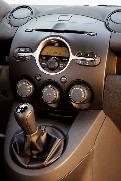 Mazda () 2 II (DE3, DE5):  