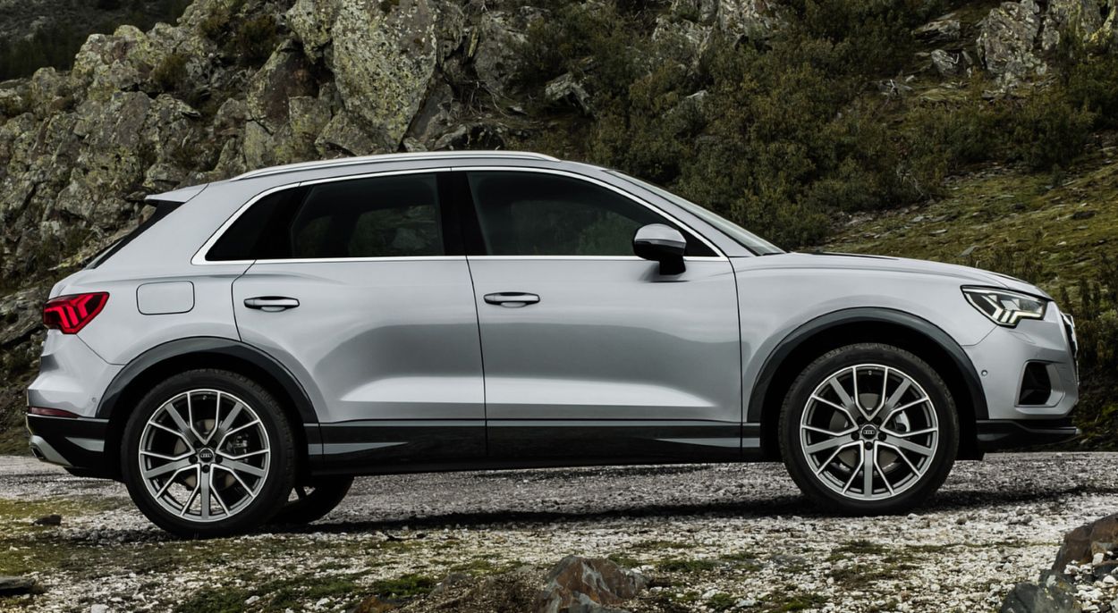 Audi () Q3 II (F3B):  